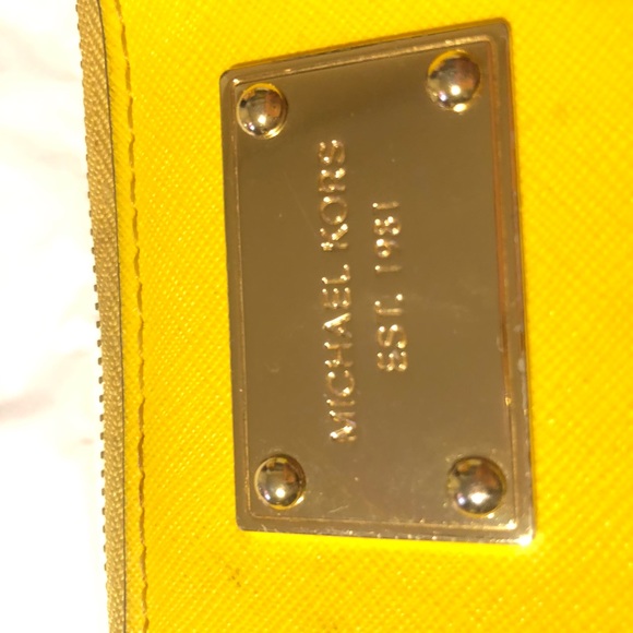 Michael KORS Wristlet - Picture 3 of 7